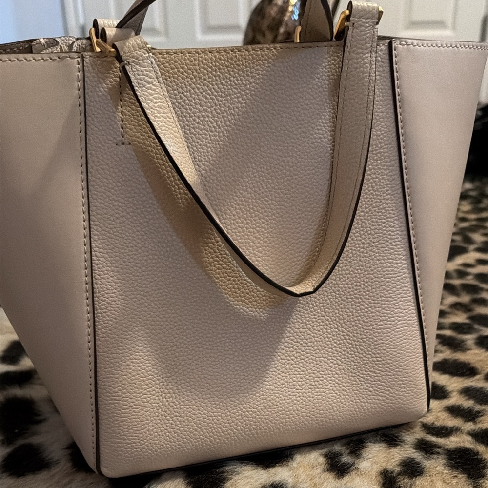 Tory Burch McGraw Dragonfly Drawstring Shoulder Brie Calf Leather Bag - Picture 5 of 7